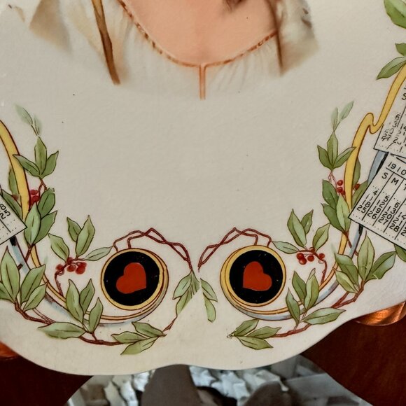 1910 Promotional Calander Plate with Wood stand - Picture 11 of 14